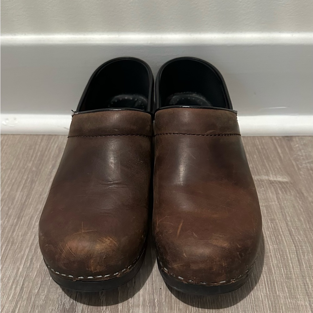 Dansko Professional Brown Box Clog Size 39